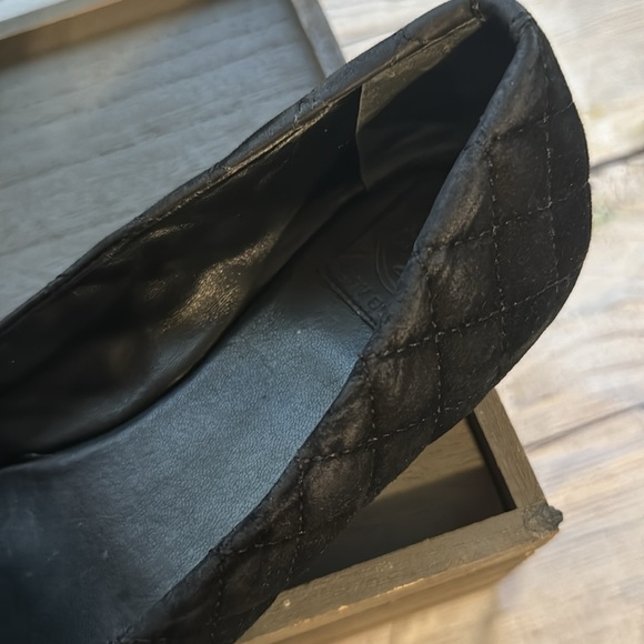 Tory Burch black, suede flats 100% leather 9M.   Visable signs of wear. - Picture 2 of 9